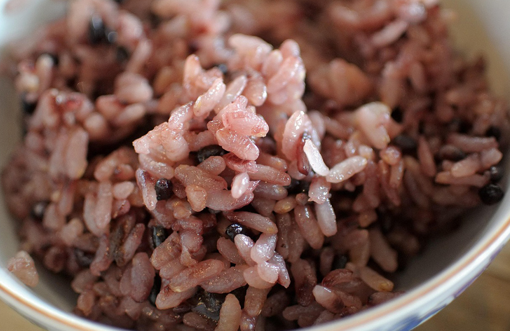 Eine Sch&uuml;ssel mit gekochtem Reis.