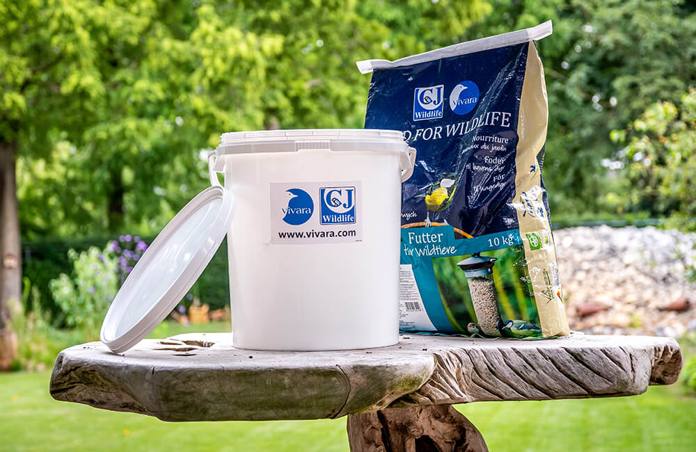 Vorratsbeh&auml;lter neben einem gro&szlig;en Sack mit Saaten.